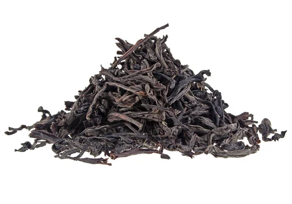 Droge zwarte thee bladeren geïsoleerd op witte achtergrond — Stockfoto