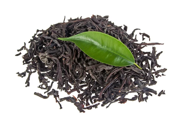 Черный чай с листом на белом фоне — стоковое фото