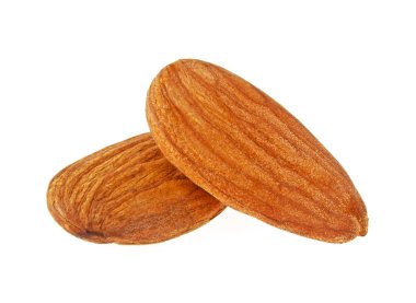 Lezzetli badem fındık izole beyaz bir arka plan üzerinde