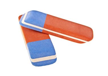 Beyaz arka plan üzerinde izole iki silgi