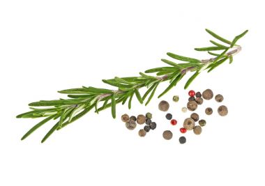 Biberiye ve beyaz bir arka plan üzerinde izole karabiber