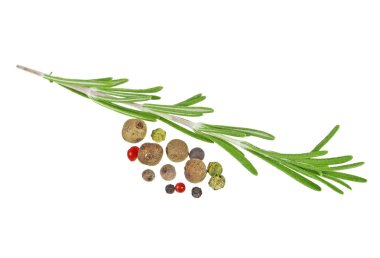 Biberiye ve beyaz bir arka planda, closeup karabiber