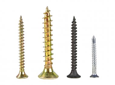 Beyaz arkaplanda çeşitli vidalar