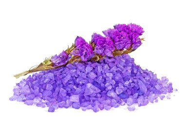 Beyaz arka plan üzerinde lavanta izole mor deniz tuzu