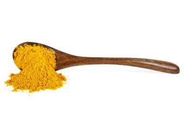 Tahta kaşık beyaz bir arka plan üzerinde zerdeçal tozu. Curcuma p