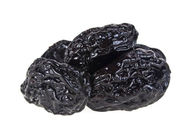 Beyaz arka plan üzerinde izole kuru erik yığını