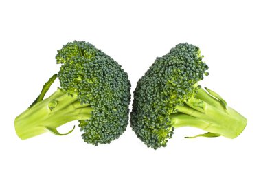 Beyaz arka planda brokoli sebzesi