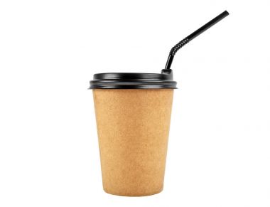 Beyaz arka plan üzerinde izole boş take away kraft kahve Kupası 