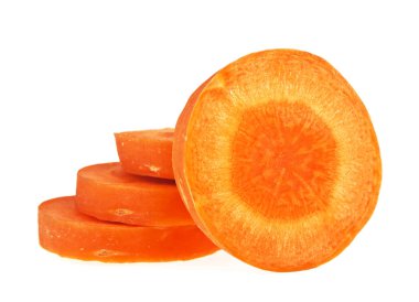 Beyaz bir arka plan üzerinde izole havuç dilimleri