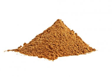 Beyaz bir arka plan üzerinde izole toz tarçın