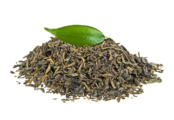 Πράσινο τσάι με φύλλα που απομονώνονται σε λευκό φόντο — Φωτογραφία Αρχείου