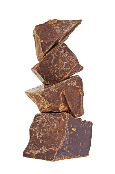 Heap de pedaços quebrados de chocolate no fundo branco — Fotografia de Stock