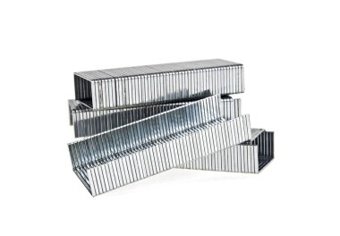 Beyaz arkaplanda izole edilmiş metal zımba yığını