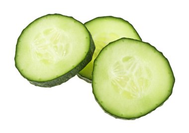 Beyaz bir arka plan üzerinde izole taze salatalık dilimleri