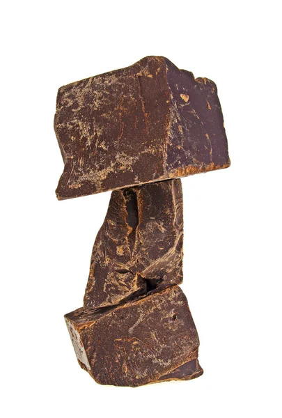 Un mucchio di pezzi rotti di cioccolato su sfondo bianco — Foto Stock