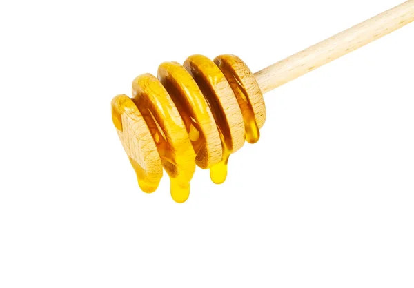 Mel pingando de um mergulhador de mel de madeira isolado nas costas brancas — Fotografia de Stock