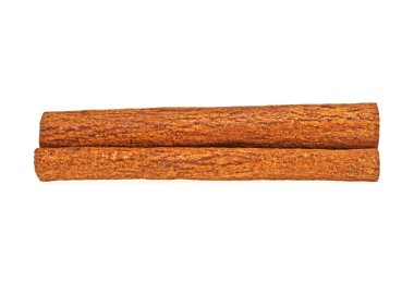 Beyaz bir arka plan, üstten görünüm üzerinde bir kabuk tarçın