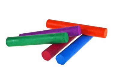 Beyaz arka plan üzerinde renkli tebeşir pastel 
