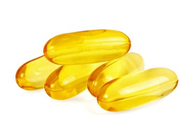 Beyaz arka plan üzerinde sourc izole balık yağı takviyesi kapsülleri