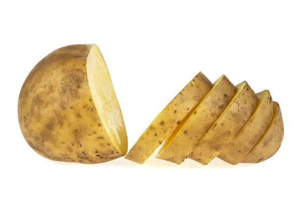 Patata fresca con rodajas aisladas sobre fondo blanco —  Fotos de Stock