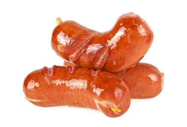 Pişmiş sosis beyaz bir arka plan üzerinde izole yığını