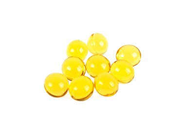 Beyaz arka plan üzerinde kavramı diyet için omega 3 kapsülleri