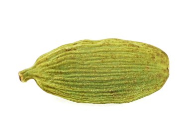 Beyaz arka plan üzerinde izole yeşil kakule pod