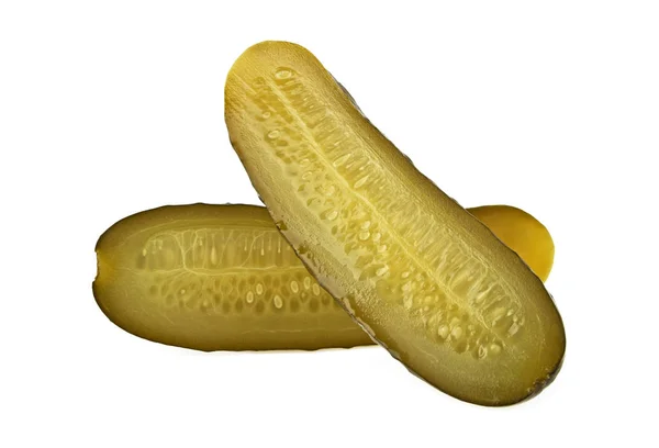Een ingemaakte komkommer gesneden in de helft op witte achtergrond — Stockfoto