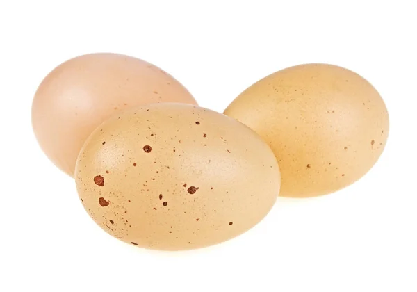 Trzy jaja kurze na białym tle — Zdjęcie stockowe