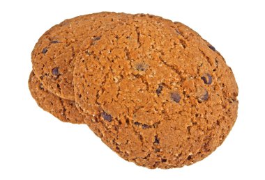 Beyaz arka planda izole edilmiş çikolata parçacıklı kurabiyeler.