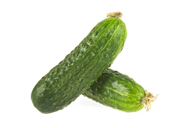 Verse groene komkommers geïsoleerd op een witte achtergrond, natuurlijke ve — Stockfoto
