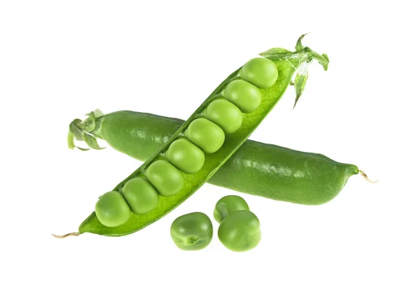 Guisantes verdes maduros sobre un fondo blanco — Foto de Stock