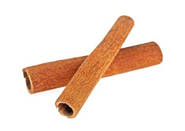 beyaz zemin üzerinde izole iki tarçın sopa