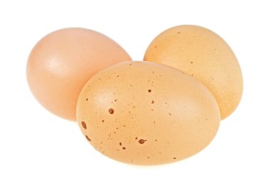 Üç tavuk yumurta beyaz zemin üzerine izole