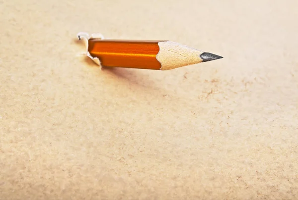 Bleistift und braunes Papier — Stockfoto