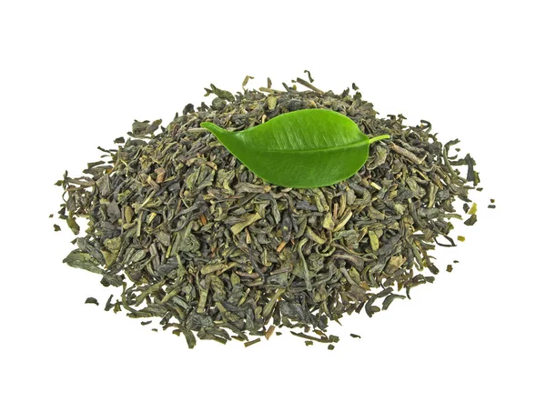 Montón de té verde con hoja aislada sobre fondo blanco — Foto de Stock