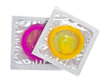 Beyaz bir arka plan üzerinde izole iki renkli prezervatif