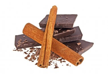 Koyu çikolata ve beyaz arkasında izole tarçın