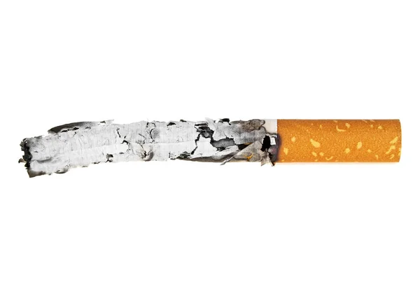 Копчена сигарета з попелом на білому тлі — стокове фото