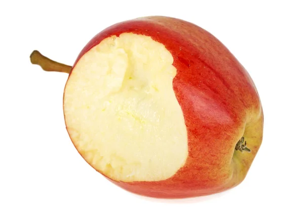 Укушенное красное яблоко на белом фоне — стоковое фото