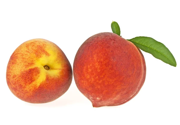 Két őszibarack gyümölcsök levél elszigetelt fehér background — Stock Fotó