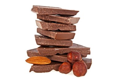 Sütlü çikolata fındık ve badem beyaz bir arka plan üzerinde