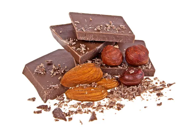 Yığın üzerinde beyaz bir adam izole fındık ile kırık çikolata