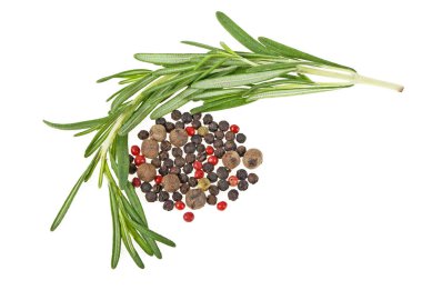 Taze organik biberiye ve üzerinde beyaz bir backg izole karabiber