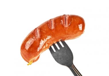 Izgara sosis beyaz arka planda izole edilmiş bir çatalda