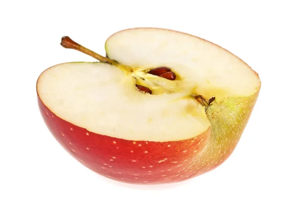 Manzana roja medio aislada sobre fondo blanco, de cerca — Foto de Stock