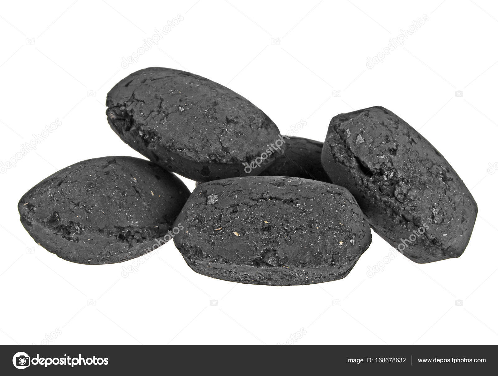 Briquette De Charbon Pour Le Barbecue Isolée Sur Le Fond Blanc