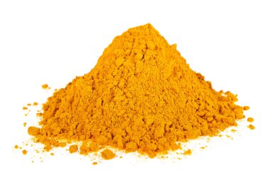 Beyaz arkaplanda izole edilmiş zerdeçal tozu yığını