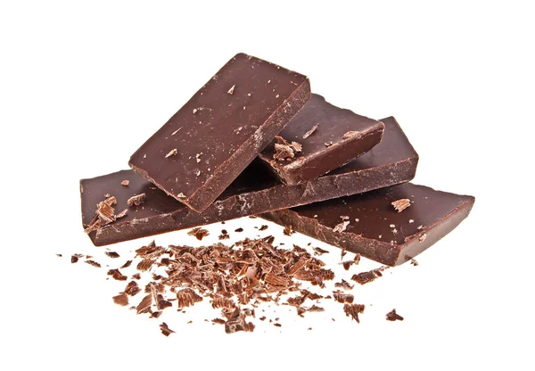 Σπασμένα ράβδων σοκολάτας αλλά και κομματάκια σοκολάτας σε λευκό φόντο — Φωτογραφία Αρχείου