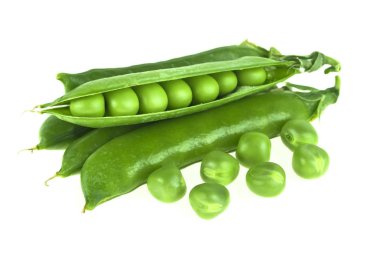 Beyaz arkaplanda taze yeşil bezelyeler.